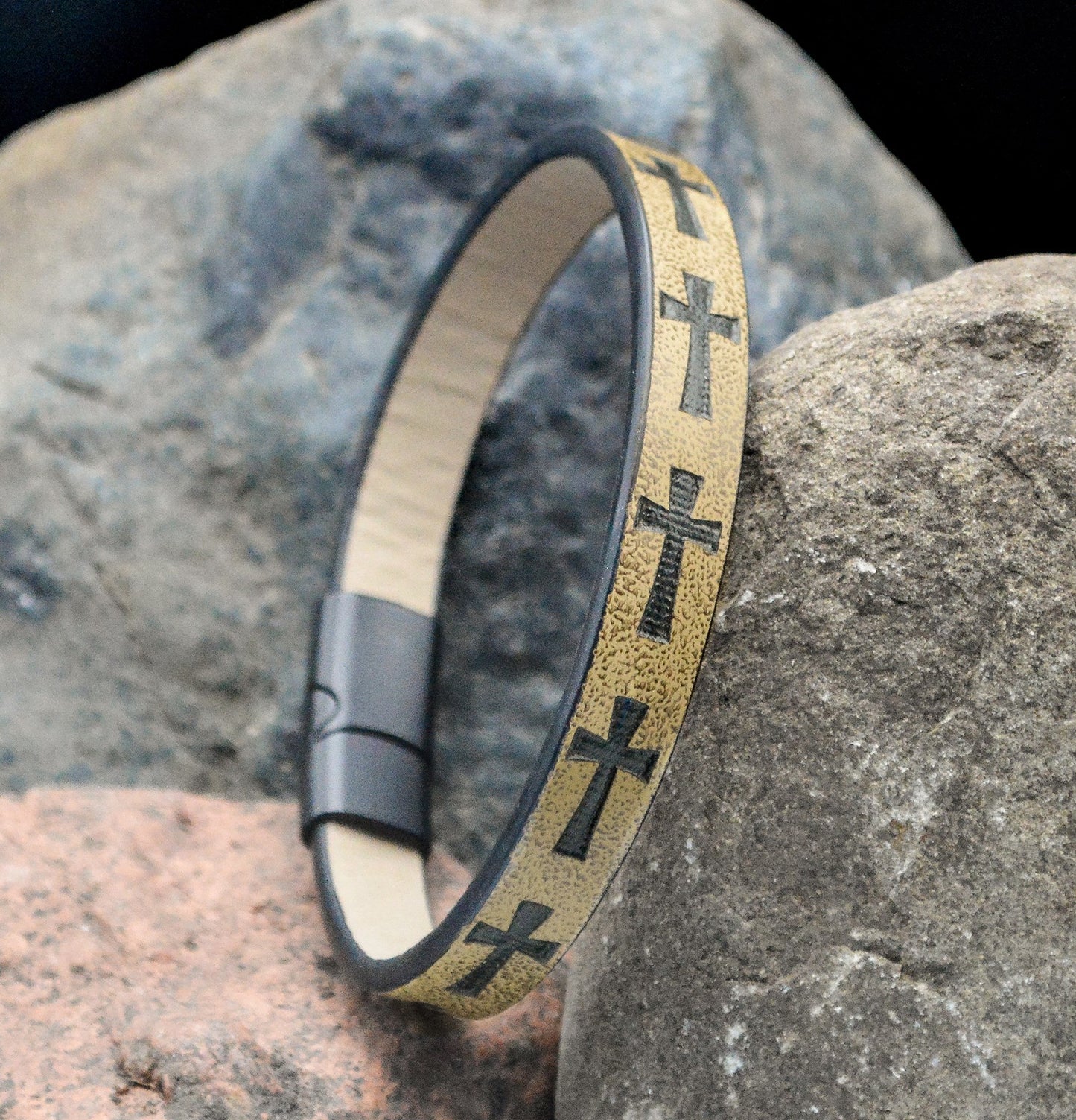 Bracelet-Eden Merry-Magnetic-Cross-Mustard