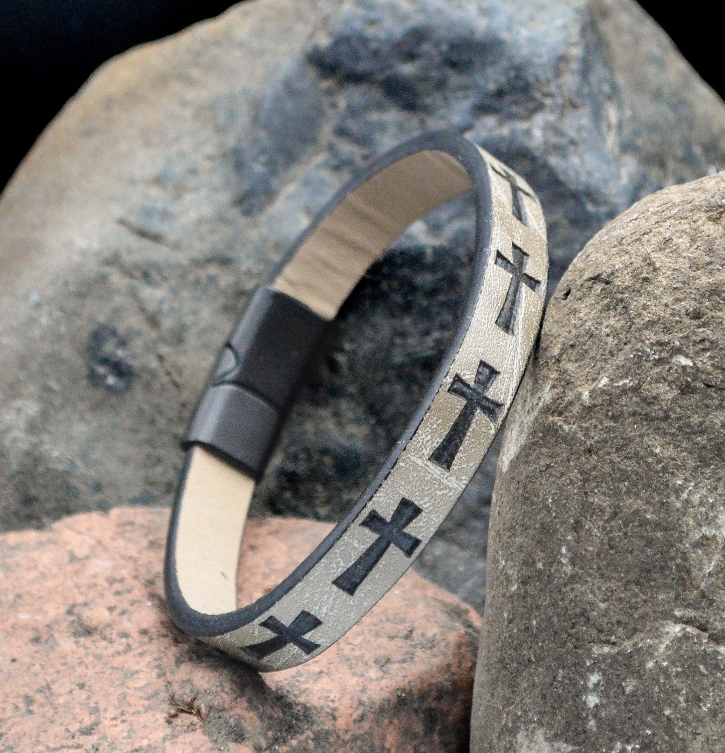 Bracelet-Eden Merry-Magnetic-Cross-Khaki